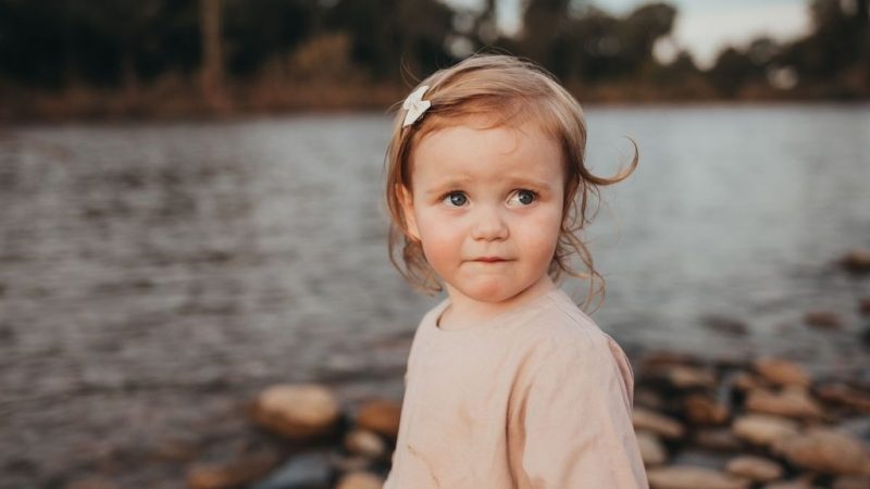 A pequena Birdie, que enfrenta a rara condi&ccedil;&atilde;o de puberdade precoce – Foto: Reprodu&ccedil;&atilde;o