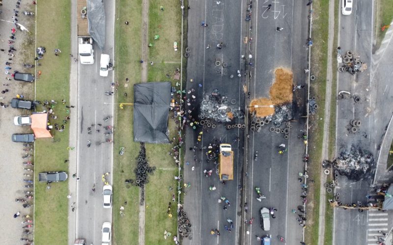 Ap&oacute;s resultados das elei&ccedil;&otilde;es, manifestantes fecharam rodovias, inclusive a BR-101, em Itaja&iacute; – Foto: Almir Rodrigues/NDTV