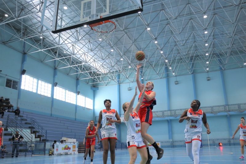 Blumenau (branco) e Salesiano na decis&atilde;o do Catarinense Feminino de Basquete 2022 – Foto: Victor Gui&atilde;o