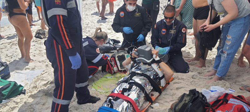 Jovem sofre parada cardíaca após afogamento em trecho sem salva-vidas da  Praia Brava