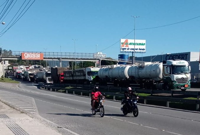 Na BR-101 no KM 198, uma colis&atilde;o envolvendo uma carreta e um caminh&atilde;o causaram cerca de 13 km de reten&ccedil;&atilde;o. – Foto: GMF/Divulga&ccedil;&atilde;o/ND