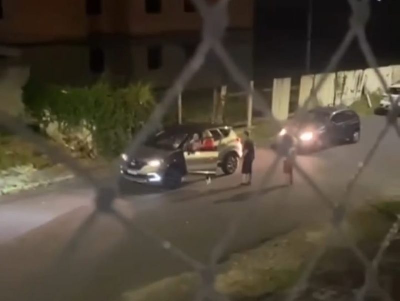 Uma das cenas do barraco que movimentou uma rua de um bairro de Crici&uacute;ma. – Foto: Divulga&ccedil;&atilde;o/ND