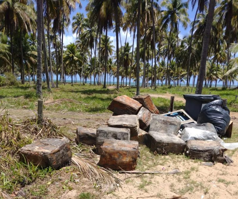 13 caixas de material emborrachado foram recolhidas em praias do Cabo de Santo Agostinho, em Pernambuco &#8211; Foto: Prefeitura do Cabo de Santo Agostinho/Divulgação/ND
