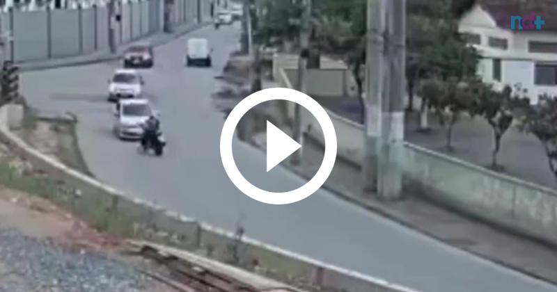 C&acirc;mera de seguran&ccedil;a flagra colis&atilde;o entre carro e moto no Vale – Foto: Reprodu&ccedil;&atilde;o