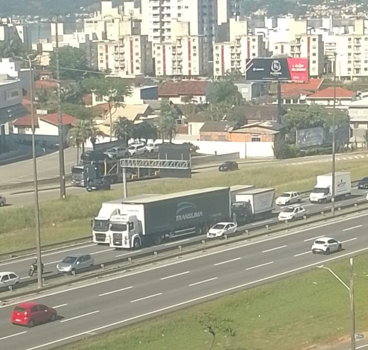 Caminh&atilde;o de grande porte trafegava pelo trecho sentido centro de Florian&oacute;polis quando teve um problema mec&acirc;nico. – Foto: GMF/Divulga&ccedil;&atilde;o/ND