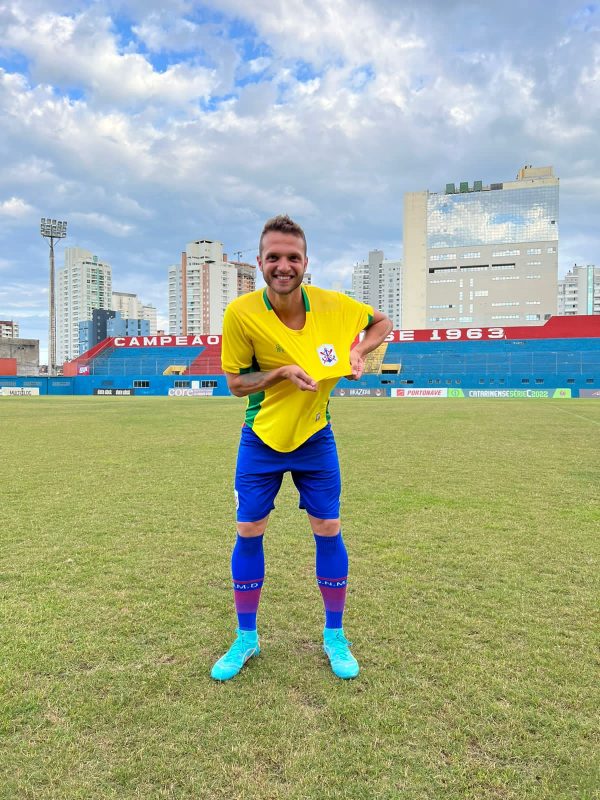 Zagueiro L&eacute;o Rigo sentiu a posterior da coxa no jogo contra a Chape pelo estadual – Foto: Divulga&ccedil;&atilde;o/CNMD