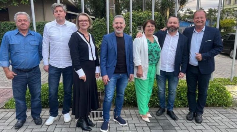 Prefeita de Campo Alegre (terceira da direita para esquerda) &eacute; a primeira mulher a assumir a Amunesc em 55 anos de exist&ecirc;ncia. – Foto: Divulga&ccedil;&atilde;o