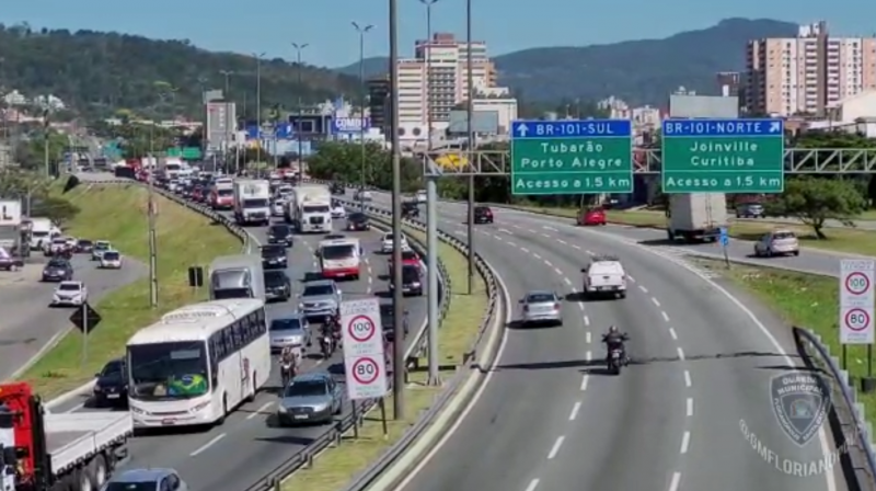 Via Expressa, principal acesso ao centro de Florian&oacute;polis, por volta das 8h20, um ve&iacute;culo com problemas mec&acirc;nicos est&aacute; causando ainda mais reten&ccedil;&atilde;o e filas neste trecho. – Foto: GMF/Divulga&ccedil;&atilde;o/ND