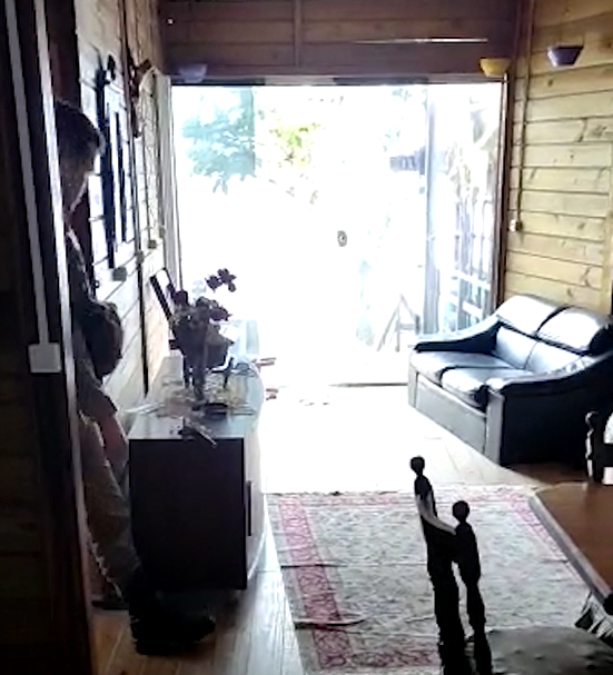 Pol&iacute;cia Militar fez varredura na casa do suspeito – Foto: PM/Divulga&ccedil;&atilde;o