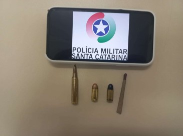 Adolescente de 15 anos foi apreendido na escola com muni&ccedil;&otilde;es – Foto: Divulga&ccedil;&atilde;o/Pol&iacute;cia Militar de Blumenau/ND