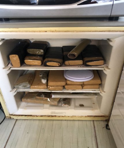 A droga estava na casa do homem, em um frigobar desativado – Foto: Divulga&ccedil;&atilde;o/Pol&iacute;cia Militar/ND