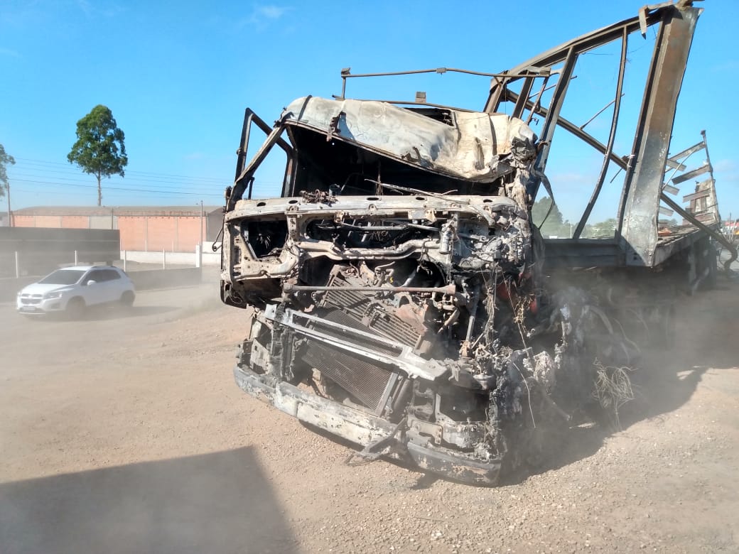 Carro pega fogo em Criciúma