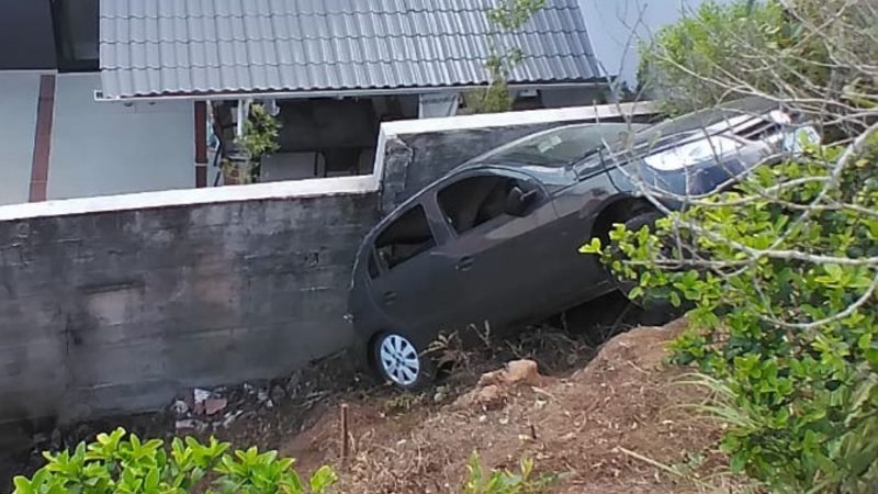 Carro perde o controle, cai em ribanceira e quase invade casa em Penha – Foto: Corpo de Bombeiros Militar/Divulga&ccedil;&atilde;o/ND