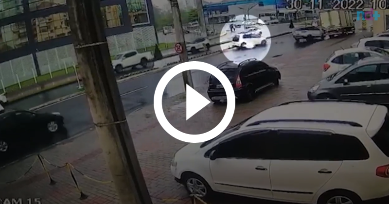 Carro perde o controle e ‘atropela’ boneco de neve em Blumenau – Foto: Reprodu&ccedil;&atilde;o/ND