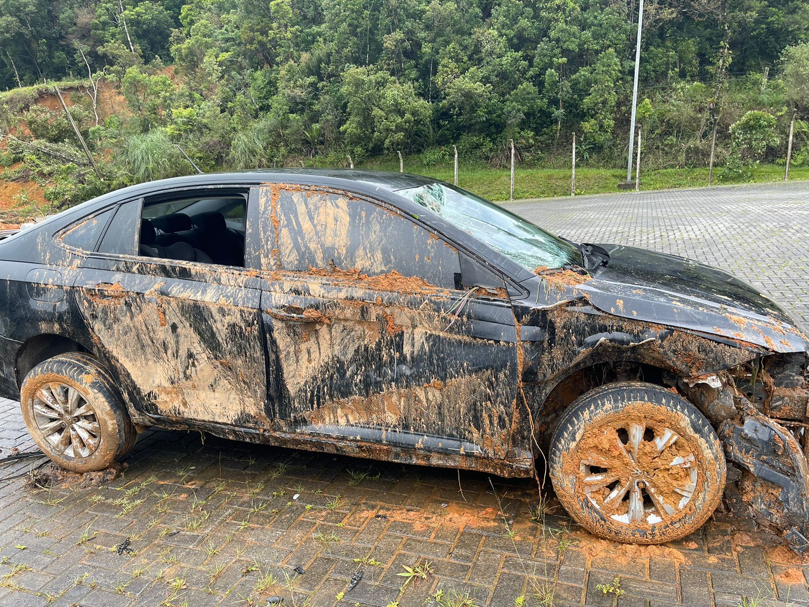 Fotos Carro Retirado De Deslizamento Na Br Era De Fam Lia Que Voltava De Consulta M Dica