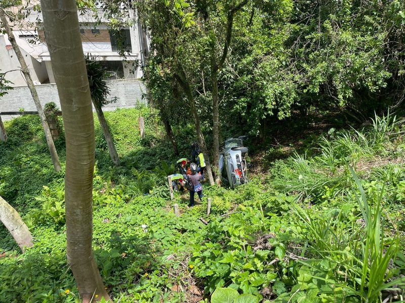 Em Itaja&iacute;, motorista tamb&eacute;m perdeu o controle e capotou em ribanceira de 15 metros – Foto: Corpo de Bombeiros Militar/Divulga&ccedil;&atilde;o/ND