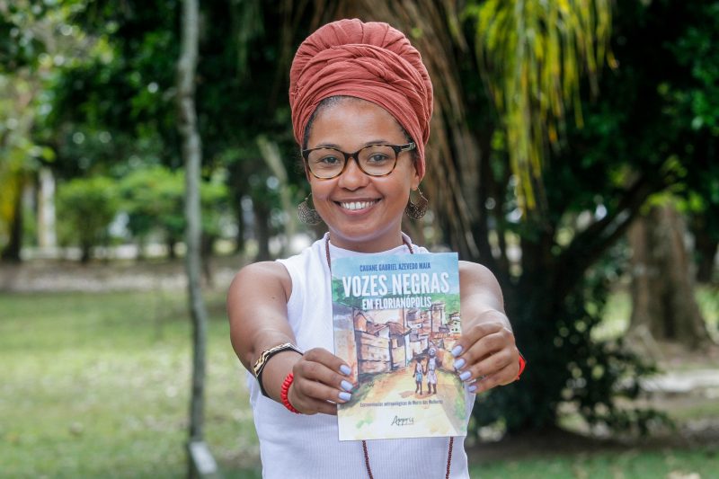 Cauane Maia transformou o estudo antropol&oacute;gico no Morro da Caixa em livro – Foto: Leo Munhoz/ND