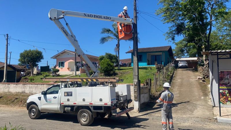 Funcion&aacute;rios da Celesc na regi&atilde;o onde houve o desligamento da energia el&eacute;trica.&nbsp; – Foto: Celesc/Divulga&ccedil;&atilde;o ND