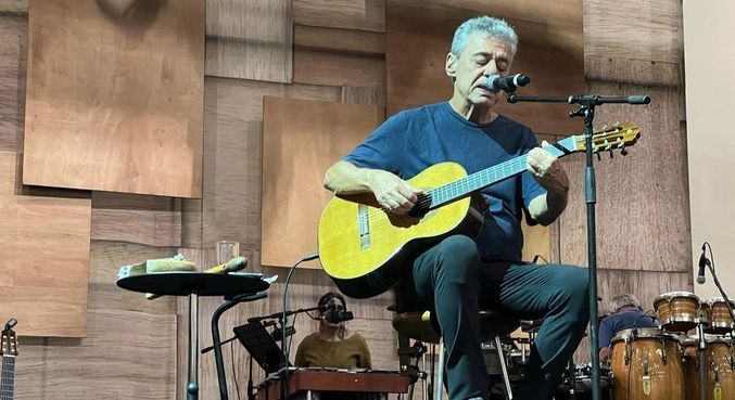 O cantor Chico Buarque decidiu manter suspensa a agenda de shows que faria em Salvador. – Foto: Instagram/Divulga&ccedil;&atilde;o/ND