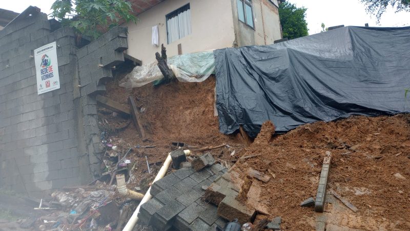 Chuvas causou deslizamentos e quedas de barreira – Foto: Reprodu&ccedil;&atilde;o/ND