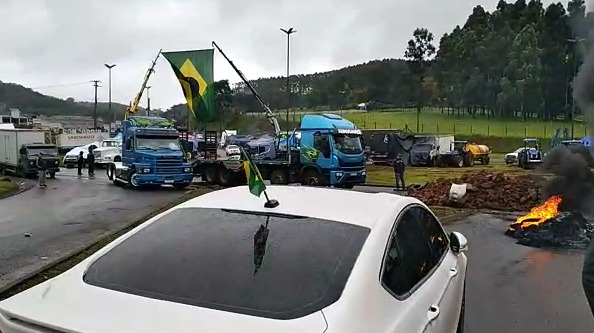 Os bloqueios iniciaram ainda na noite de domingo (30), ap&oacute;s a divulga&ccedil;&atilde;o do resultado das elei&ccedil;&otilde;es. &mdash; Foto: Cl&oacute;vis Cefrin/Reprodu&ccedil;&atilde;o/ND