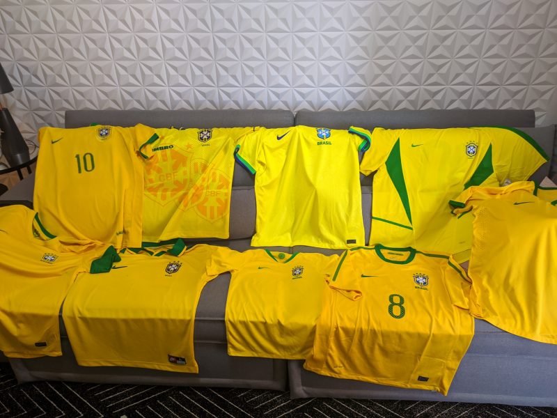 Giovanni coleciona camisas do Brasil de momentos importantes da história da Seleção