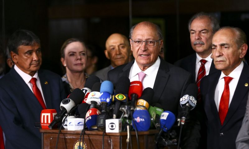 O vice-presidente eleito, Geraldo Alckmin, durante entrevista coletiva ap&oacute;s reuni&atilde;o com o relator-geral do Or&ccedil;amento 2023, senador Marcelo Castro, e equipe de transi&ccedil;&atilde;o. – Foto: Marcelo Camargo/Ag&ecirc;ncia Brasil/ND