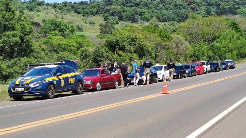 Caminhoneiro r guia veículo rebaixado e ilegal: 'PRF faz festa