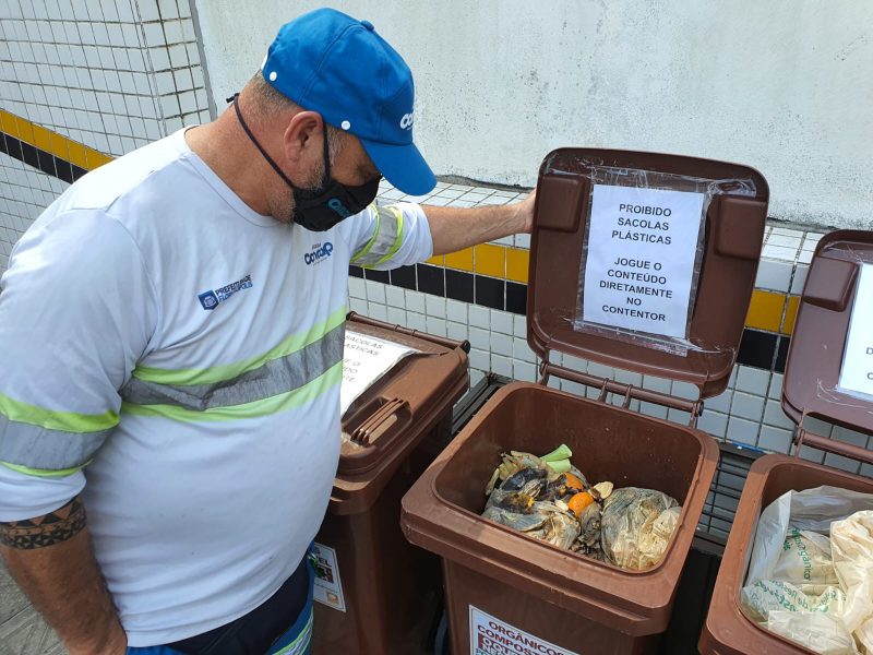 Para implantar a coleta ponto a ponto, o munic&iacute;pio investiu em um trabalho de educa&ccedil;&atilde;o ambiental e distribuiu baldinhos para as comunidades em Florian&oacute;polis – Foto: Divulga&ccedil;&atilde;o