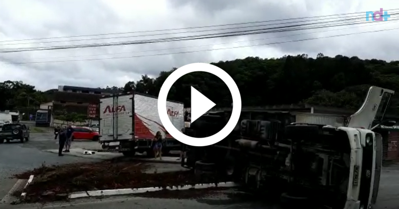 Acidente entre caminh&otilde;es deixa feridos e &oacute;leo na pista em Blumenau – Foto: Reprodu&ccedil;&atilde;o/ND