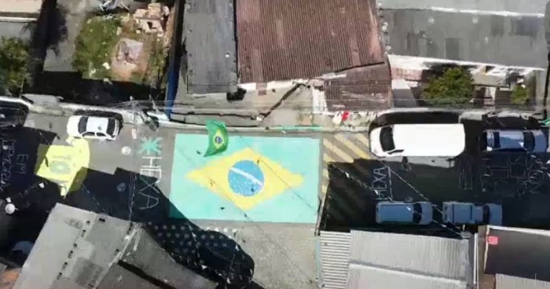Moradores do bairro Jardim Atl&acirc;ntico em Florian&oacute;polis decoram a rua para a Copa do Mundo – Foto: Reprodu&ccedil;&atilde;o/NDTV RecordTV