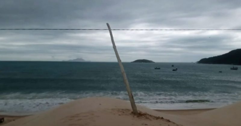 Residents denounce falling pillars and debris on dunes at Florianopolis beach - Photo: Reproduction/NDTV RecordTV