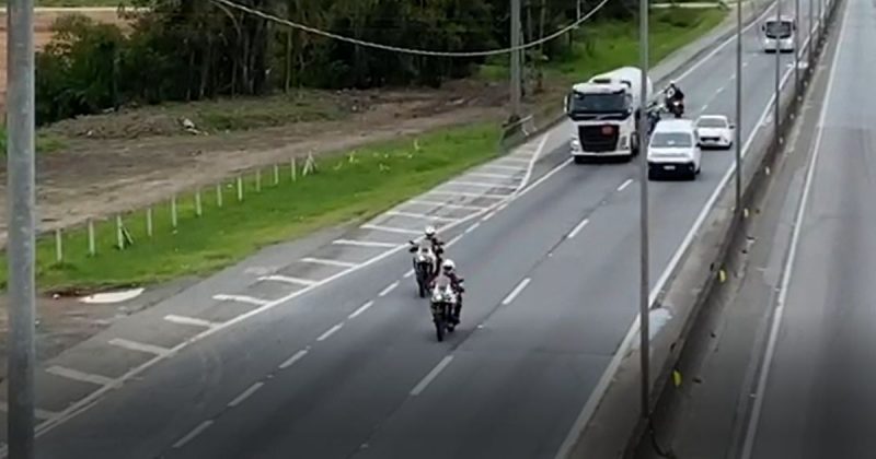 Caminh&atilde;o com oxig&ecirc;nio &eacute; escoltado pela Pol&iacute;cia Militar na BR-101 em Itaja&iacute; – Foto: Elias Gotaski/NDTV