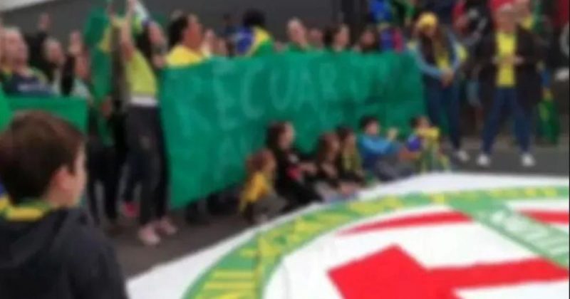 Crian&ccedil;as s&atilde;o usadas como escudo em bloqueios de rodovias em Santa Catarina – Foto: Reprodu&ccedil;&atilde;o/ND