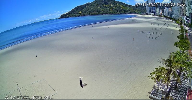 Com sol dos &uacute;ltimos dias, lagoa gigante na praia de Balne&aacute;rio Cambori&uacute; est&aacute; impercept&iacute;vel – Foto: Reprodu&ccedil;&atilde;o/Secom BC/Internet
