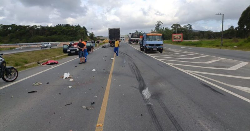 V&iacute;tima morreu ap&oacute;s colis&atilde;o frontal com caminh&atilde;o na BR-470 – Foto: PRF/Divulga&ccedil;&atilde;o