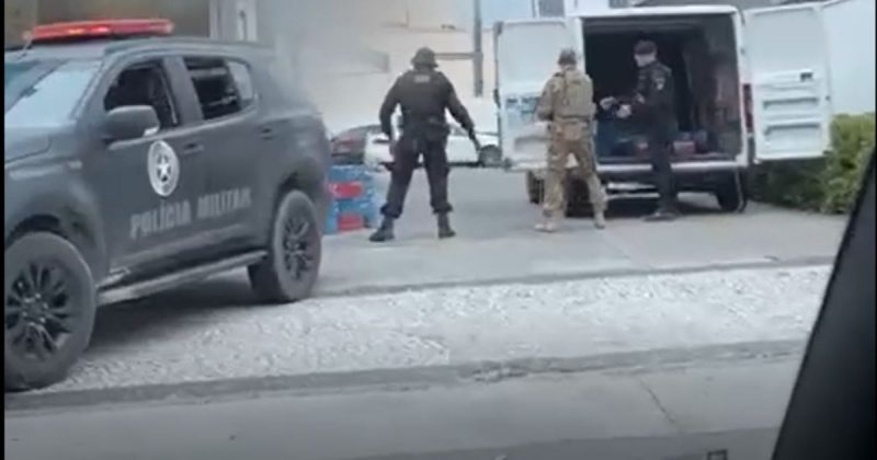 Bope e PRF usaram balan&ccedil;a de farm&aacute;cia no Centro de Brusque para pesar drogas – Foto: Reprodu&ccedil;&atilde;o/ND