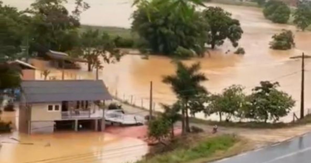 Defesa Civil Santa Catarina - OBSERVAÇÃO - 14/01 20:40 - CHUVA PERSISTENTE  de intensidade moderada para as regiões do Litoral Norte, Grande  Florianópolis e Baixo Vale do Itajaí nas próximas 3 horas. Ocorrências  ligue 199 ou 193.