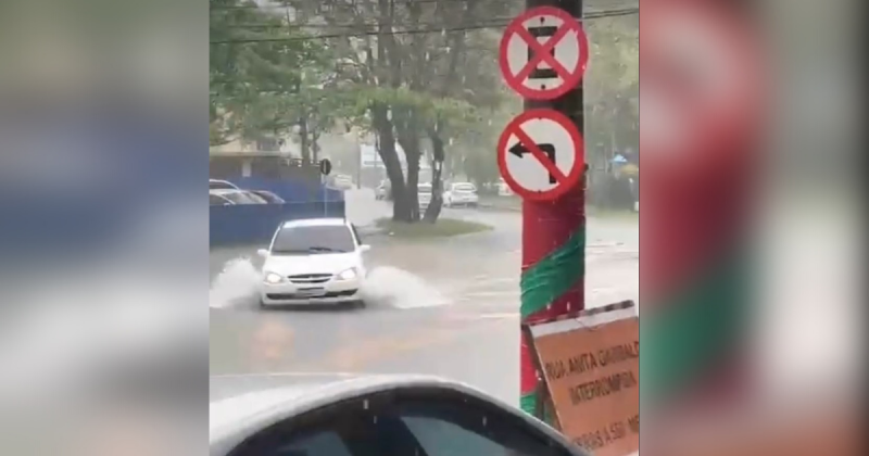 Alagamento na rua Altamiro Guimar&atilde;es – Foto: Tubar&atilde;o Bela Santa Catarina/Reprodu&ccedil;&atilde;o/ND