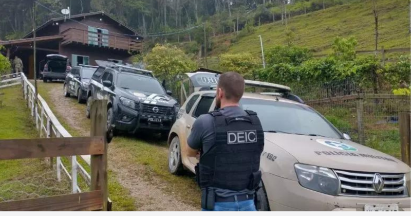 Al&eacute;m dos integrantes de nacionalidade brasileira, tamb&eacute;m foi preso um portugu&ecirc;s – Foto: Pol&iacute;cia Civil/Divulga&ccedil;&atilde;o/ND