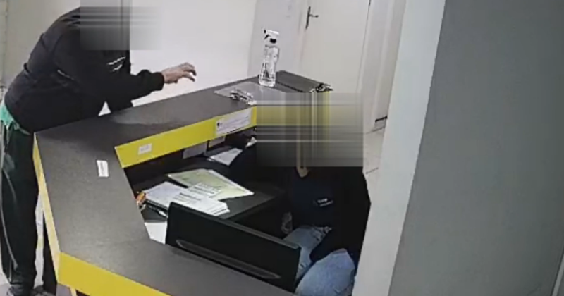 Suspeito simula ato de esfregar um bombril no balc&atilde;o ao se referir &agrave; jovem – Foto: PCSC/Divulga&ccedil;&atilde;o/ND