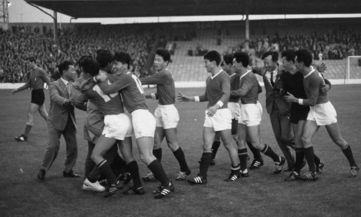 Coreia do Norte comemora vit&oacute;ria sobre It&aacute;lia – Foto: Fifa