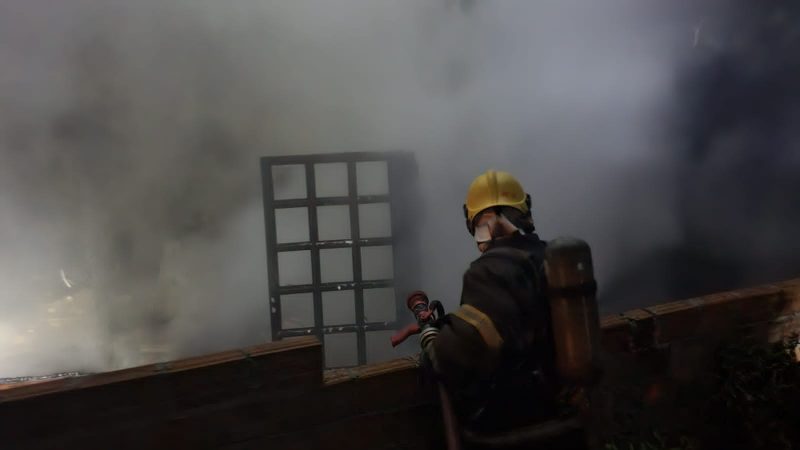 Uma casa de madeira ficou destru&iacute;do em um inc&ecirc;ndio em Videira. &mdash; Foto: Corpo de Bombeiros/ND