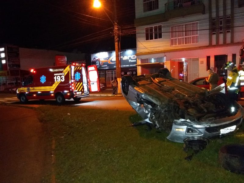 O carro capotou ap&oacute;s bater na &aacute;rvore e um homem ficou ferido. &mdash; Foto: Corpo de Bombeiros/ND