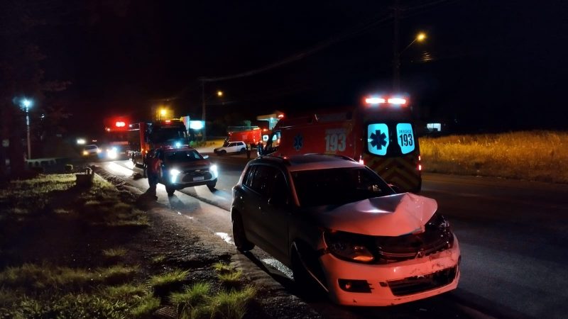 Duas crian&ccedil;as estavam nos carros envolvidos na colis&atilde;o. &mdash; Foto: Corpo de Bombeiros/ND