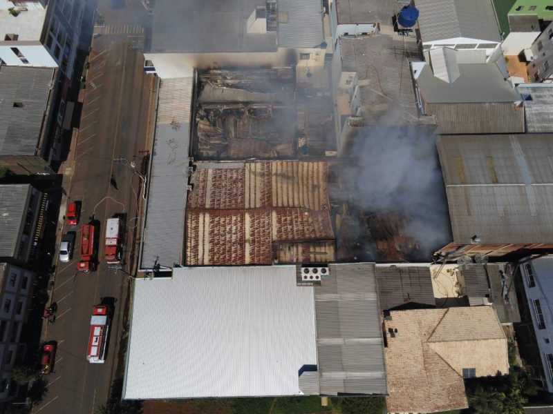 A estrutura ficou danificada e corre risco de desabar, ap&oacute;s o inc&ecirc;ndio. &mdash; Foto: Corpo de Bombeiros/Reprodu&ccedil;&atilde;o/ND