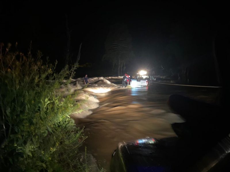 A a&ccedil;&atilde;o do Corpo de Bombeiros Militar retirou as v&iacute;timas da &aacute;gua por volta das 3h de domingo (27).&nbsp; &mdash; Foto: Corpo de Bombeiros/ND