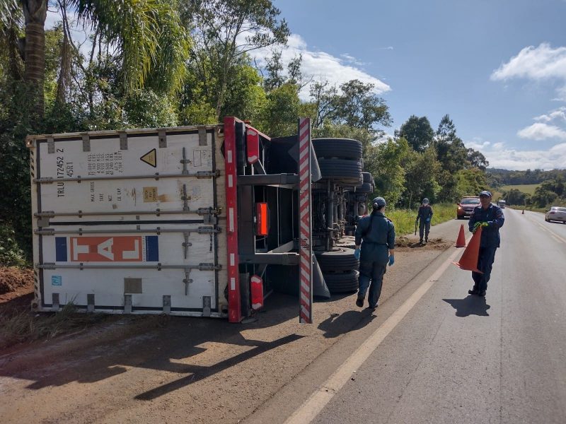 A v&iacute;tima era o motorista da carreta e morreu ainda no local. &mdash; Foto: Corpo de Bombeiros/ND
