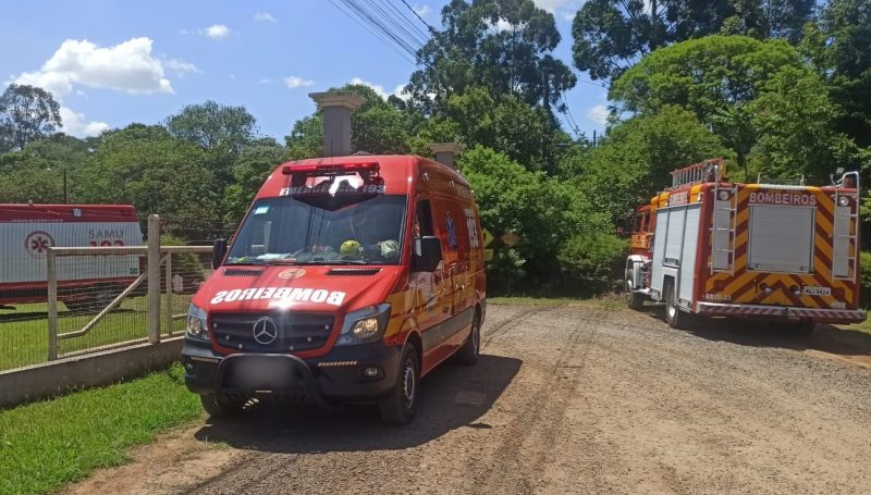 A mulher caiu de cerca de 2 m em uma cascata e ficou ferida em Maravilha. &mdash; Foto: Corpo de Bombeiros/ND