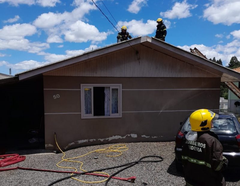 As chamas foram controladas com aux&iacute;lio de uma mangueira de jardim. &mdash; Foto: Corpo de Bombeiros/Reprodu&ccedil;&atilde;o/ND